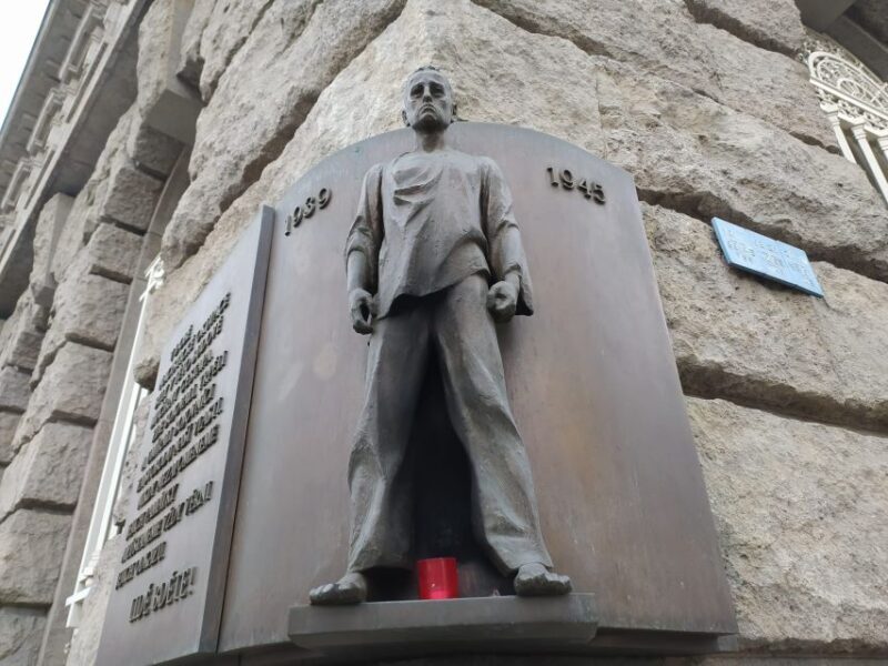 Prague: Historical Walking Tour with Focus on World War 2 - Key Points