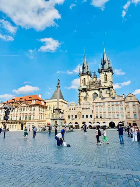 Prague: Iconic Historic Center with Local Tips and Art - Key Points