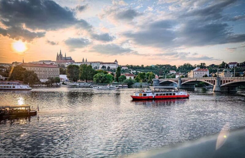 Prague: Lunch Cruise on the Vltava with 3-Course Menu - Key Points