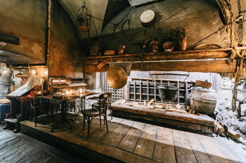 Prague: Medieval Dinner with Unlimited Drinks - Key Points