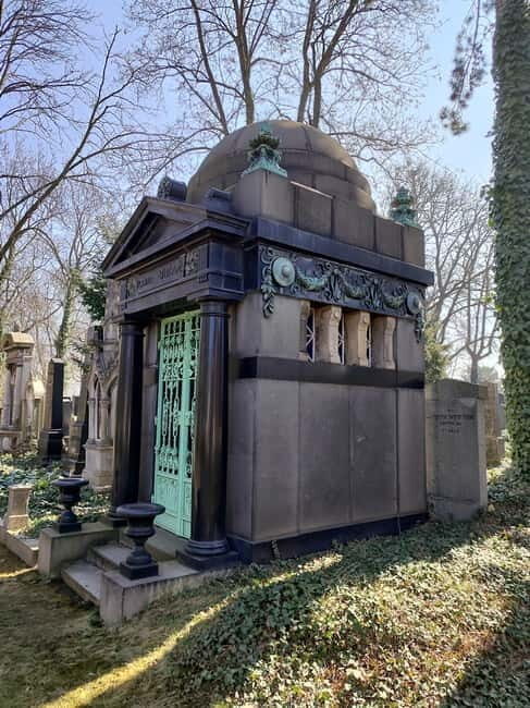 Prague: New Jewish Cemetery Guided Tour - Key Points