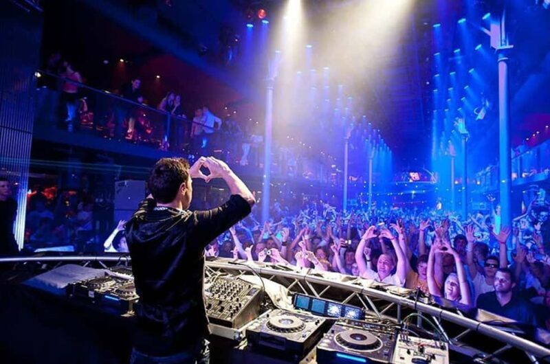 Prague: New Year's Eve 2026 Crawl w/90 min open bar + SaSaZu - Key Points