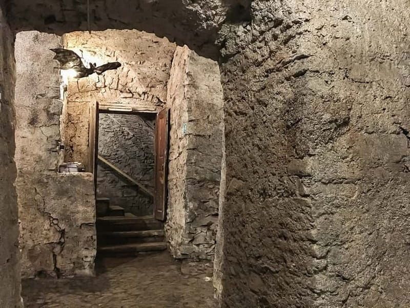 Prague: Oldtown, Medieval Underground & Dungeon History Tour - How the 85 minutes feel in a real travel day