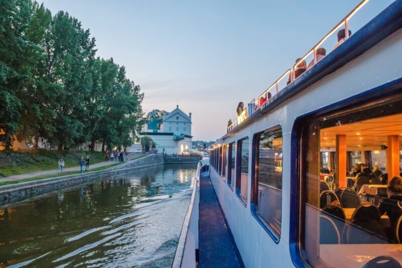 Prague: Sightseeing Boat Cruise with Buffet Dinner - FAQ