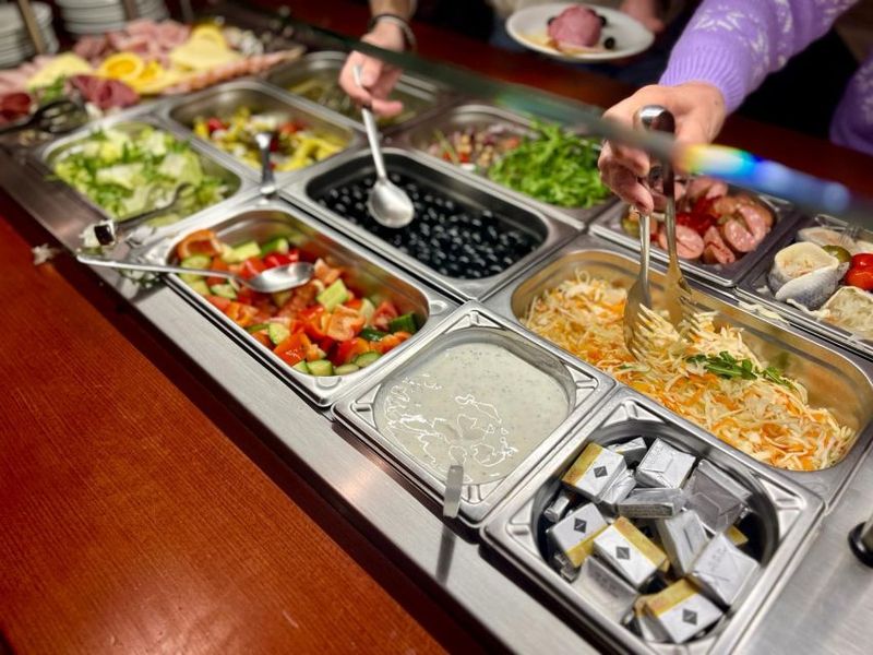 Prague: Sightseeing Boat Cruise with Buffet Dinner - Buffet Dinner: What You Can Expect While Cruising