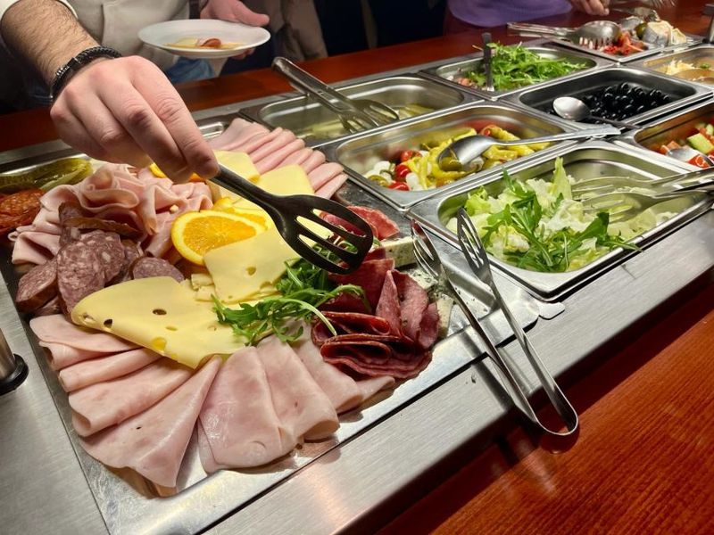 Prague: Sightseeing Boat Cruise with Buffet Dinner - Drinks and Wine: The Bar Is There, and Prices Feel Fair