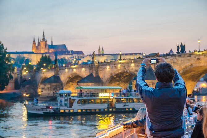 Prague: Sightseeing Boat Cruise with Buffet Dinner - Key Points