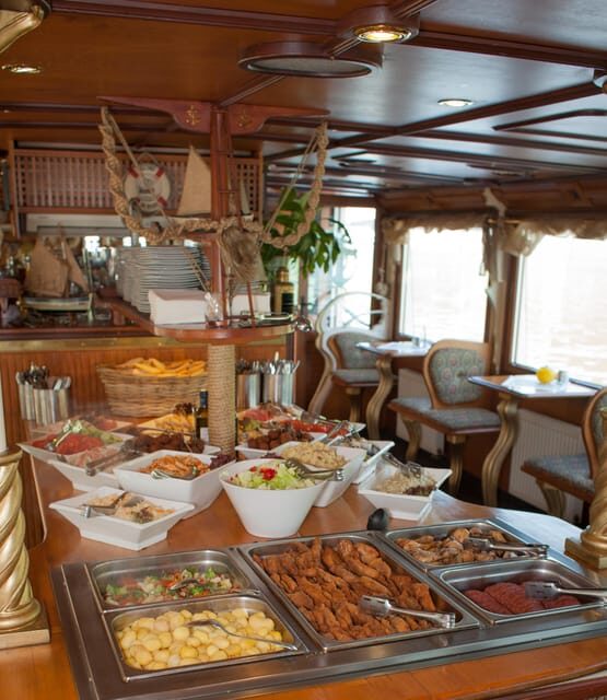 Prague: Vltava River Evening Dinner Cruise - Who Is This Tour Best For?