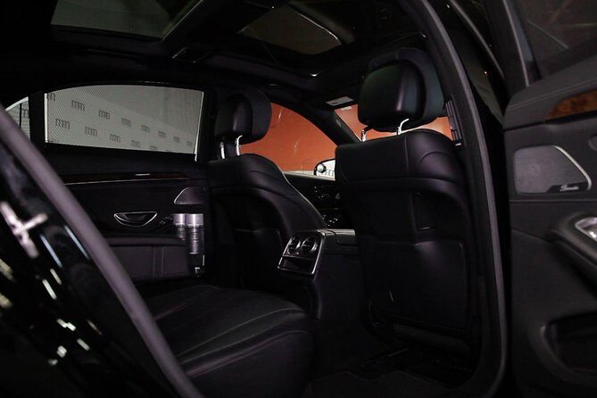 Private 4-Door Mercedes Limo Transfer from or to Chicagoland Airport and Suburbs - The Experience: What You Can Expect