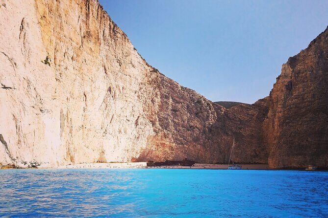 Private 7m 250hp speed boat tour Shipwreck Blue caves up to 8pax - FAQs