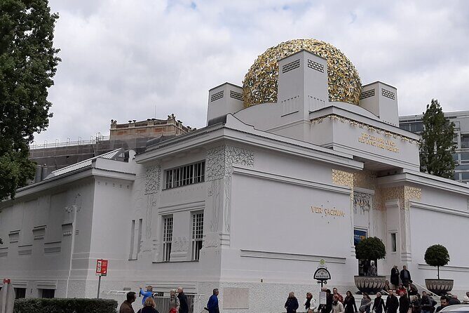 Private Airport and City Transfer in Panoramic Roof Station Wagon - Who Should Consider This Transfer?