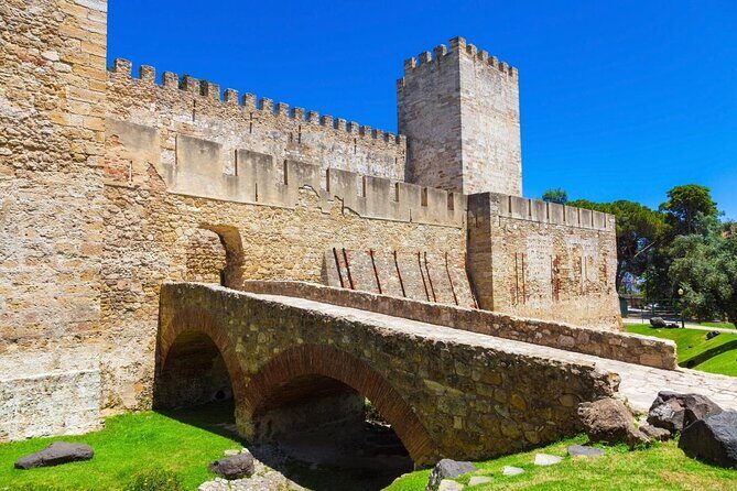 Private Amphibious Sightseeing and Castelo de São Jorge Trip - Key Points