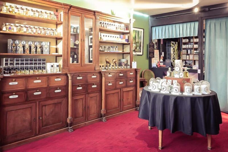 Private Art Tour in Galleries and Art Studio with Champagne - A Closer Look at the Tour