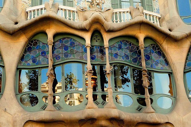 Private Barcelona and Park Güell Tour with hotel Pick-up - Gaudí’s Park Güell: A Sinuous Wonder