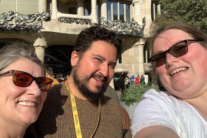 Private Barcelona Highlights: Gothic Sagrada Familia & Park Güell - Montjuic Landmarks and Artistic Flair