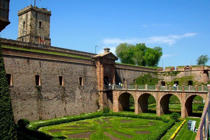 Private Barcelona Old Town & Sky Views: Montjuic Castle & Cable Car Tour - A Deep Dive into the Experience