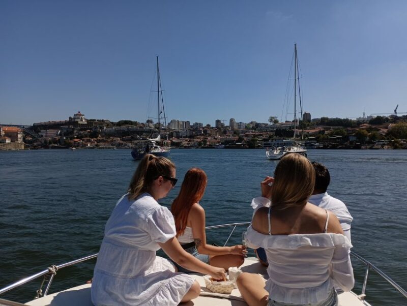 Private Boat Tour 6 Bridges 1h30, up to 6px Sunset Option - The Experience in Detail