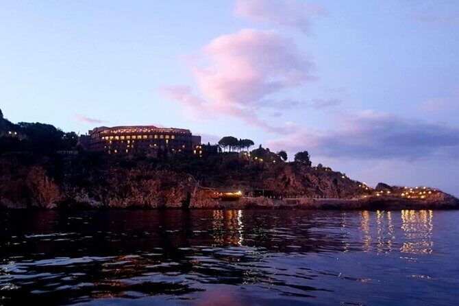Private boat tour Giardini Naxos Taormina with platter and wine - FAQ