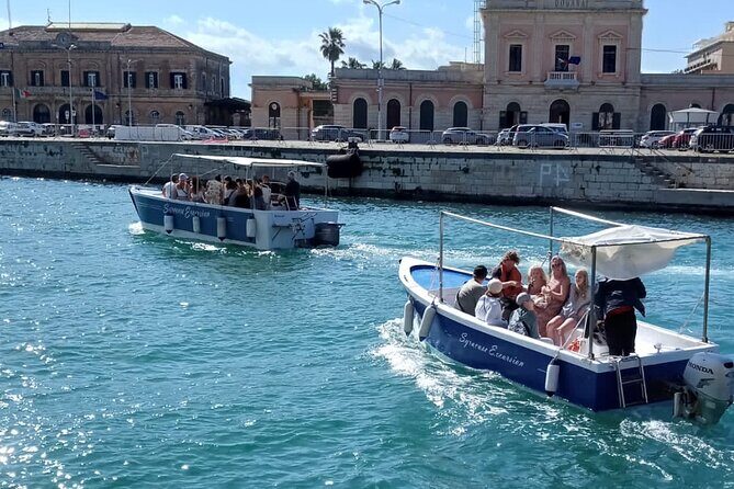 Private boat tour with prosecco and fresh fruit - The Guides and Skippers: Knowledgeable and Friendly