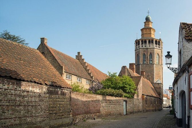 Private Bruges Historical Walking Tour with Chocolate Treat - Exploring Bruges on a Private Walking Tour with Chocolate