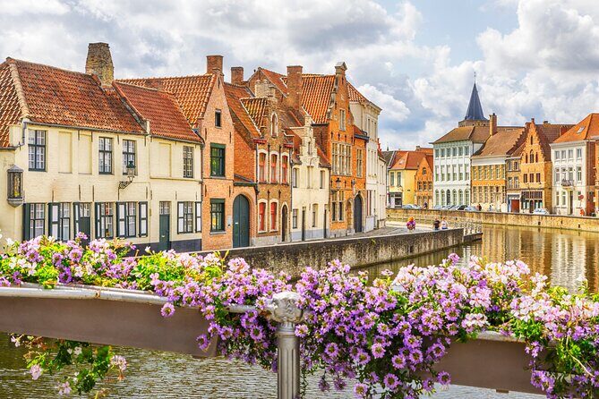 Private Bruges Iconic Sites and Chocolate Tasting Tour - Walking Through Bruges: What to Expect
