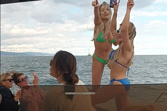 Private Charter in Catamaran Alexa by Barcelona 12 pax 2/4/8 HS - Key Points