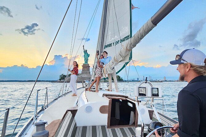 Private Classic Sailboat Tour in New York City - Key Points
