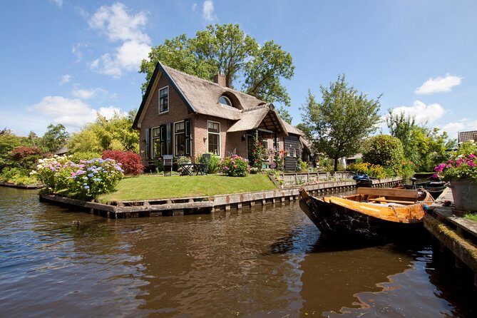 Private Day Trip from Amsterdam to Giethoorn including boat tour - The Details of the Tour