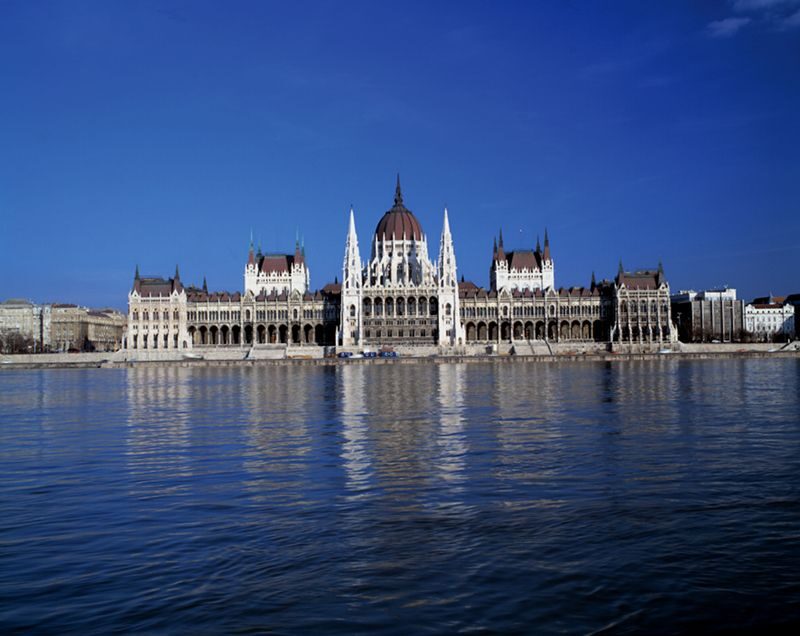 Private Day Trip to Budapest from Vienna - Crossing to Pest: Landmarks and Local Life