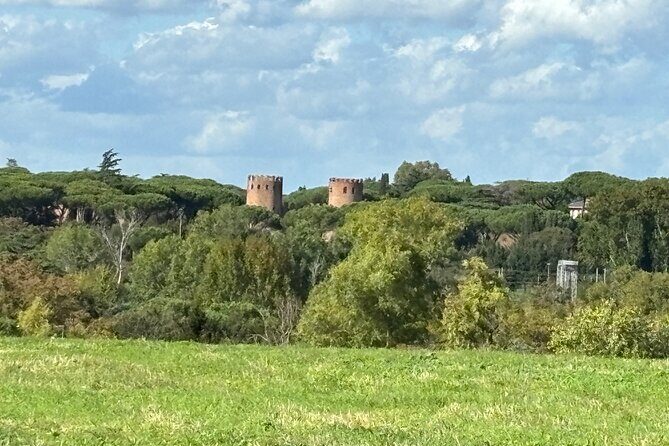 Private E-bike tour of Appian way, Aqueduct & catacombs with food - In The Sum Up