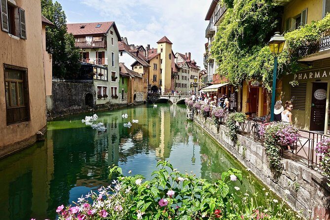 Private Full Day Tour of Perouges and Annecy from Lyon with Hotel pick-up - FAQ