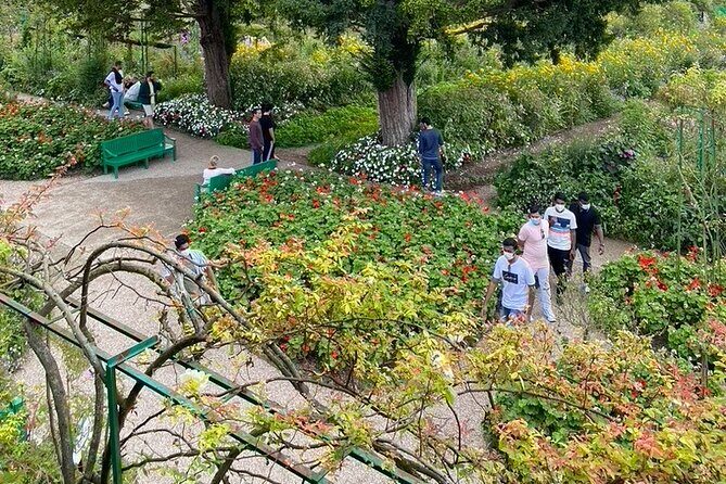 Private Giverny Roundtrip and Entrance Ticket from Paris - Guides and Service: What Sets This Tour Apart