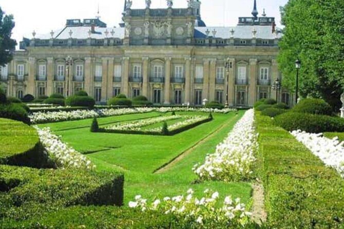 Private Guided Tour with Admission to La Granja and Fabrica de Vidrio - Group Size and Atmosphere