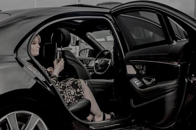 Private Luxury Airport transport Keflavik in Sedan - Exploring the Private Luxury Airport Transfer from Keflavik to Reykjavik