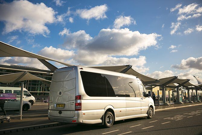Private Minibus Arrival Transfer: Gatwick to Central London Airport - Features and Comforts