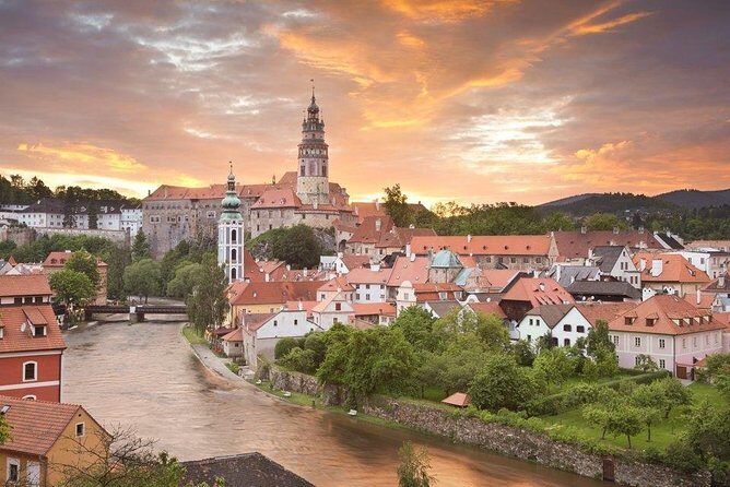 Private One-Way Sightseeing Trip From Vilshofen to Prague Via Cesky Krumlov - What to Expect from the Journey