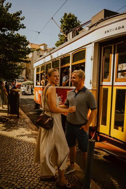 Private Photoshoot in Lisbon With A Local - Key Points