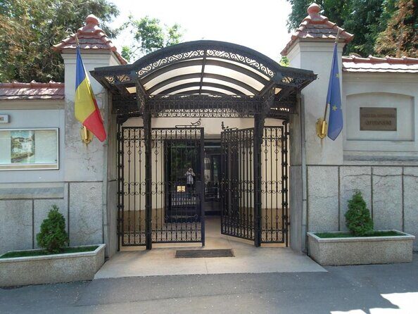 Private: RedPatrol Bucharest Contrasts Tour in a Vintage Car - Key Points