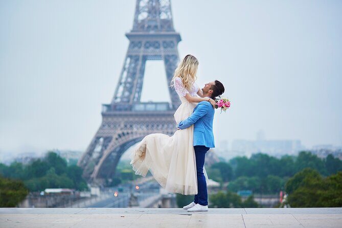 Private Romantic Photoshoot in Paris with Bouquet of Flowers - Key Points