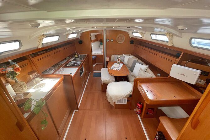 Private Sailing with SUP, Drinks and Appetizers from Barcelona - FAQs