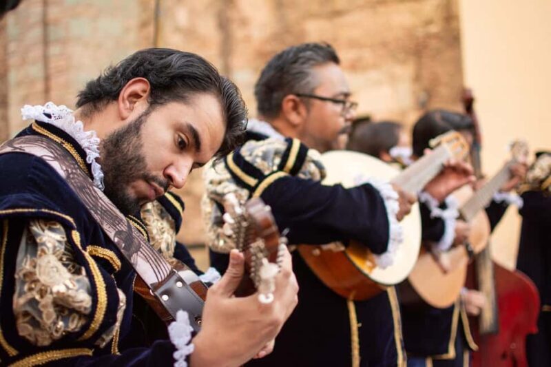 Private serenade in Guanajuato with the musical group "La Estudiantina" - The Experience from Different Perspectives