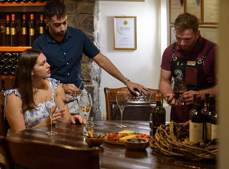 Private Sightseeing land tour and wine tasting - Key Points