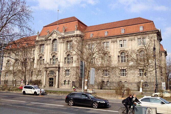 Private Taxi Tour City East & West History and Architecture 3-4h - FAQs