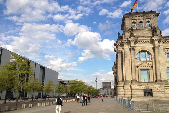 Private Taxi Tour of Berlin East and West and Neighbourhood approx. 4-6h - What about the reviews?