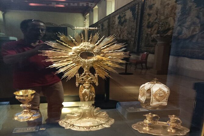 Private tour of old Lyon - 2 hours - The Guignol Theater and Pink Tower