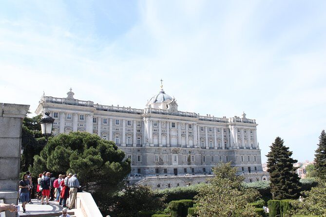 Private tour of the royal palace, private guide, fast entrance and pick up at the hotel. - Who Will Love This Tour?