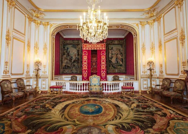 Private Tour Paris: Chambord Castle with Golf Cart + Gift - Inside the Château: Stories and Sights