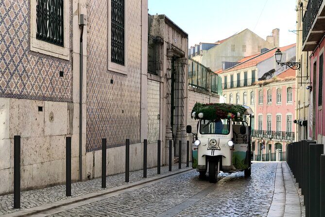 Private tuk tuk tour in old city Lisbon (Standard-1h30) - Key Points