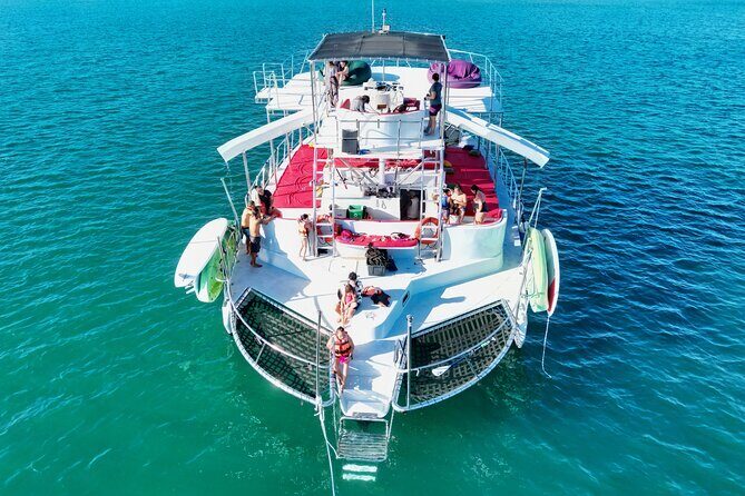 Private Yacht Charter on ChicaFun 1 Waterslides all inclusive - Key Points