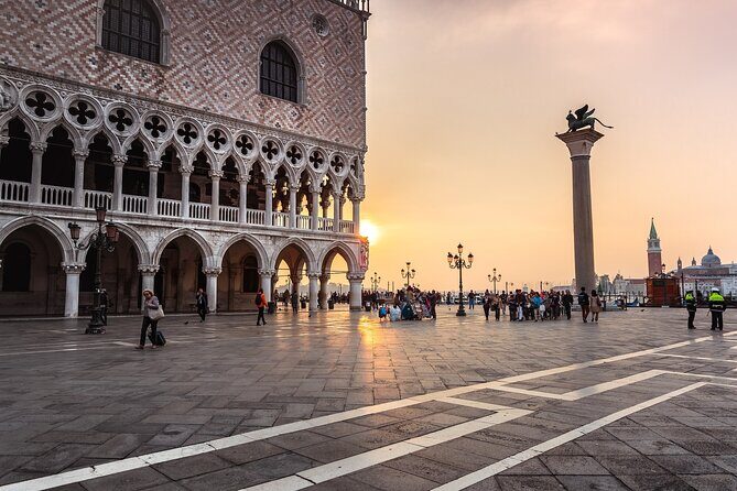 Public tour: Doge's Palace with St. Mark's Basilica & Gondolas - Key Points